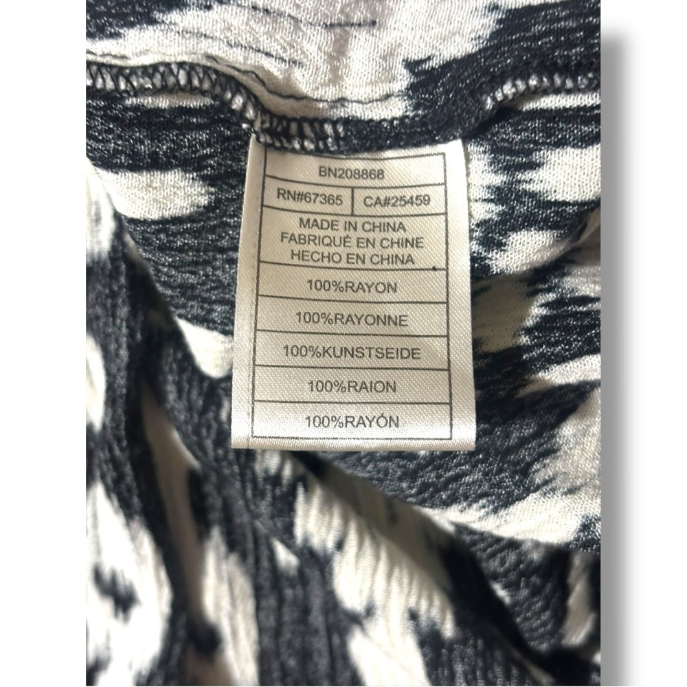 Steve Madden Black and White Aztec Patterned Sleeveless Tiered V-neck Tunic top - Picture 10 of 16